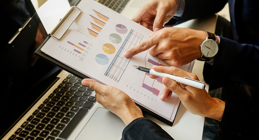 Proactive decisions and risk management through clear monthly financial insights.